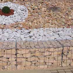 Gabionen als Grundstücksabgrenzung zur Straße mit großformatigen Steinen