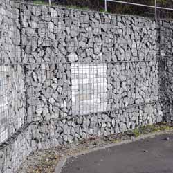 Gabionen als Stützwand mit Schiefer Mauersteinen als Dekofeldern