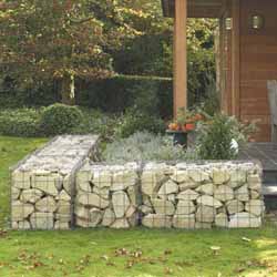 Gabionen als Terrasseneinfassung mit großformatigen Steinen gefüllt
