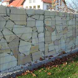Steinzaun befüllt mit großformatigen Polygonalplatten