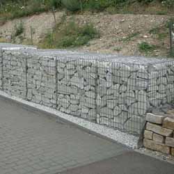 Gabionen Stützmauer mit hellen, großformatigen Steinen gefüllt