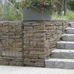 Gabionen als Treppeneinfassung gefüllt mit geschichteten Mauersteinen