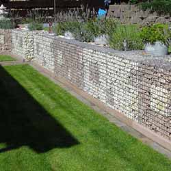 Gabionenmauer bepflanzt zur Gartengestaltung auf zwei Ebenen 