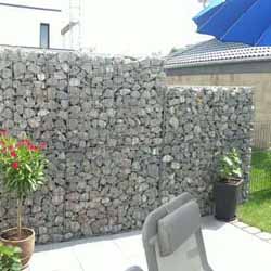 Gabionenmauer als Gartenzaun und Terrassen Sichtschutz