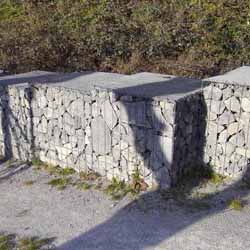 Gabionenwand als Böschungs-Stützmauer abgestuft