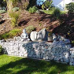 Gabionenzaun als Gartenmauer mit Brunnen