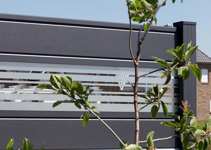 Aluminium Sichtschutz in anthrazit mit Glaselement