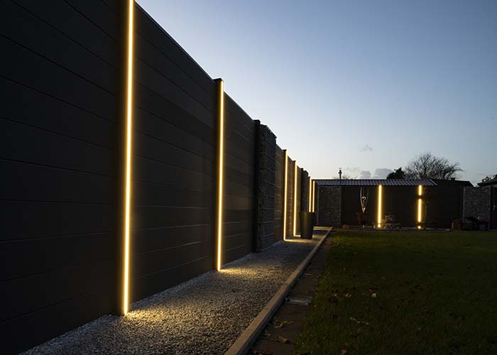 Sichtschutz mit Ambientebeleuchtung in den Pfosten